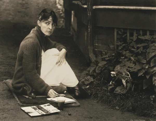 georgia-o-keeffe-sitting-in-the-garden-with-a-coffe