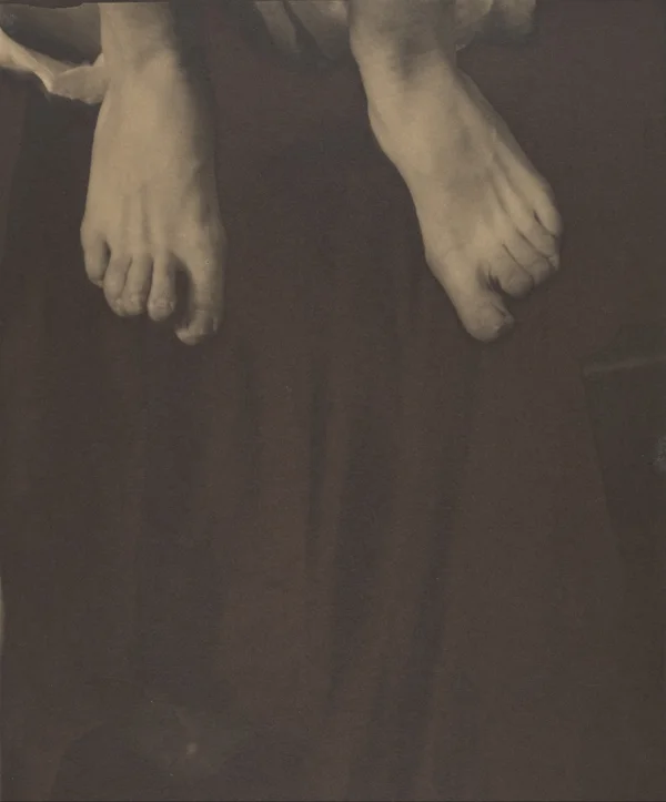 georgia-o-keeffe bare-feet-on-cloth female