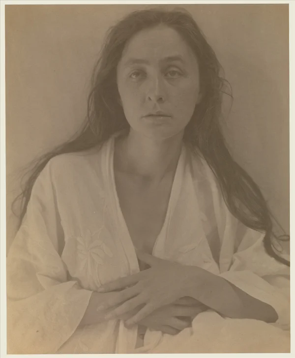 georgia-o-keeffe frontal-portrait-with-sleep-hemd-sleepy-face-wild-hair female