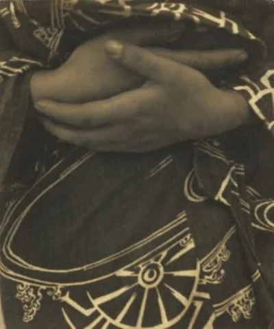 les-mains-de-tina-modotti female