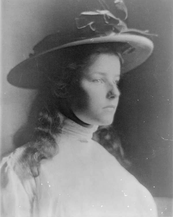 alice-lee-white-dress-hat female
