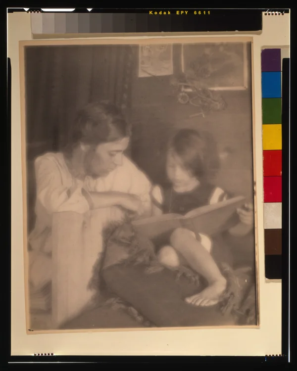 beatrice-baxter-ruyl-white ruth-ruyl-shorts-couch-reading-book female-group