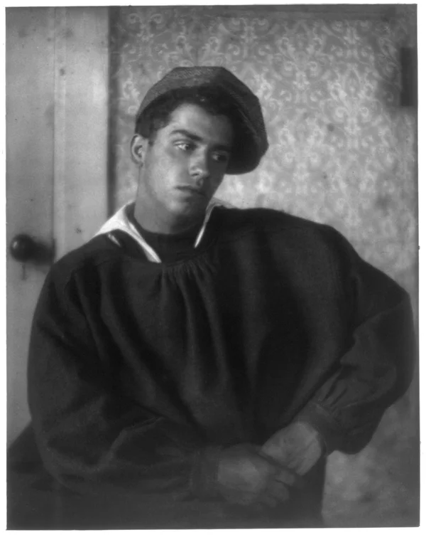 boy-sailor-suit-smock-cap-seated male