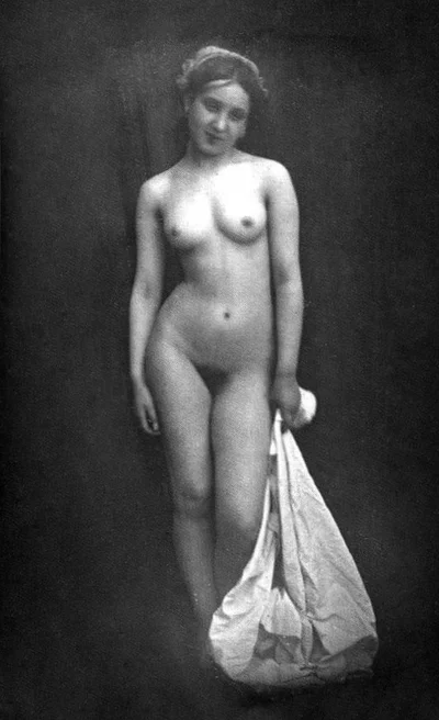 nu-feminin-debout female