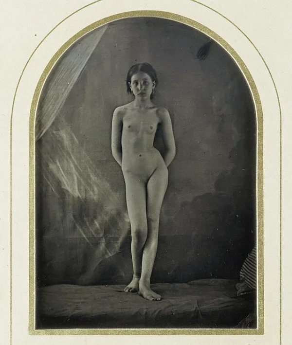 jeune-fille-nue-debout female