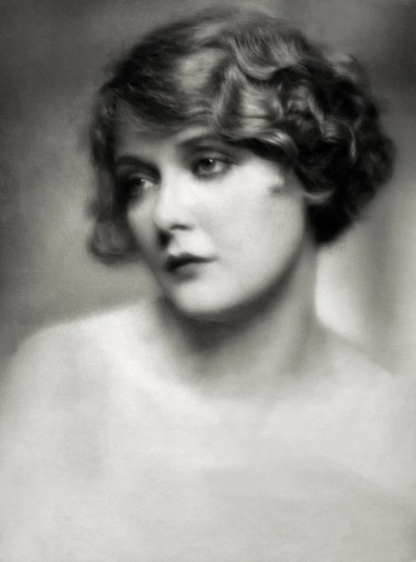 imogene-robertson portrait american-actress uhu-magazin female