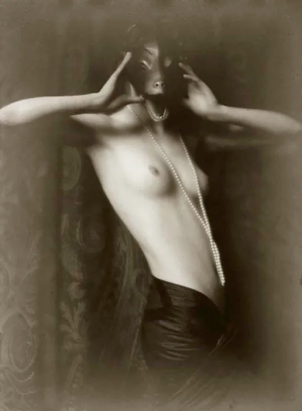 unknown berlin galerie-lumiere-des-roses female