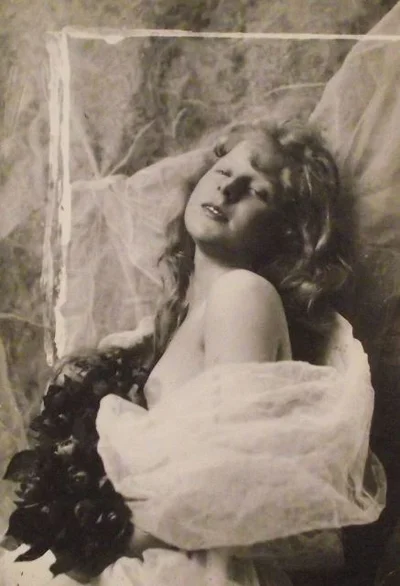 etude-primavera-carte-postal female
