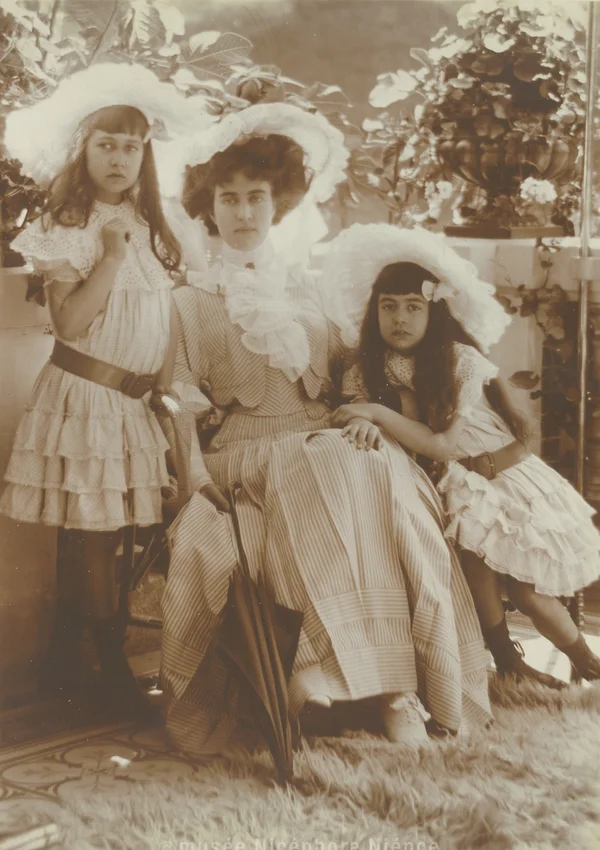 helene-demachy-baronne-seilliere-frédérique-nicole-terrasse-chateau female