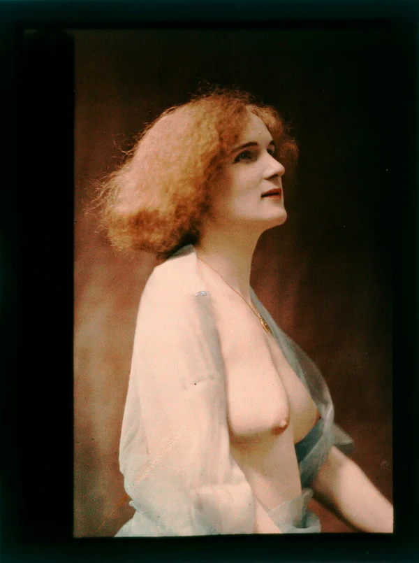 nu-drape-voile-bleu female