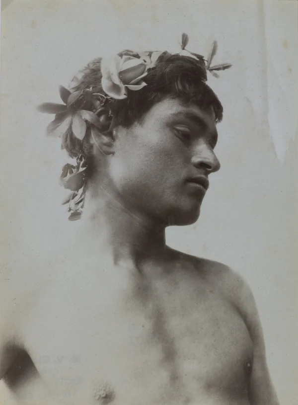 nino-merluzzo boy-crowned-with-roses male
