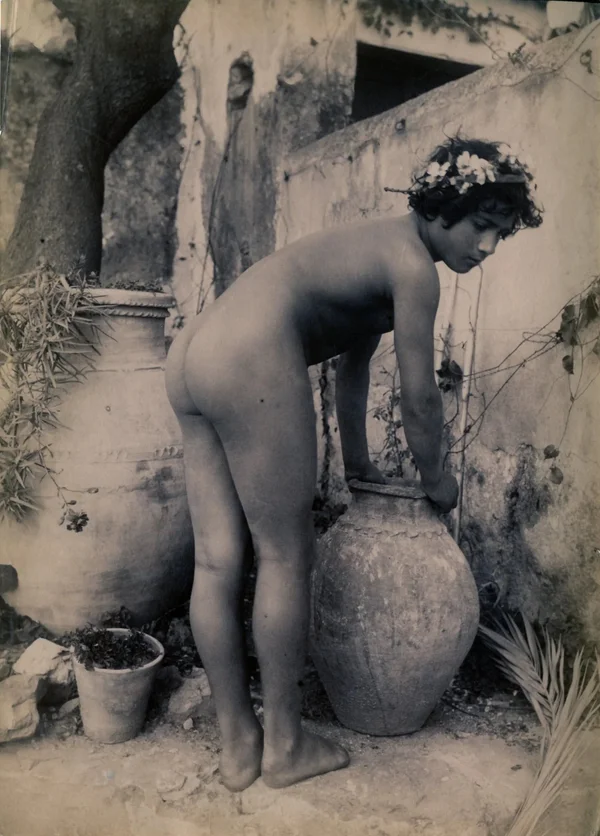 pietro-mazza-naked-leaning-on-giara-vase aktstudie-year-1900 male