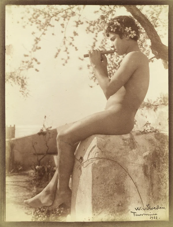 sitting-naked-boy daphnis male