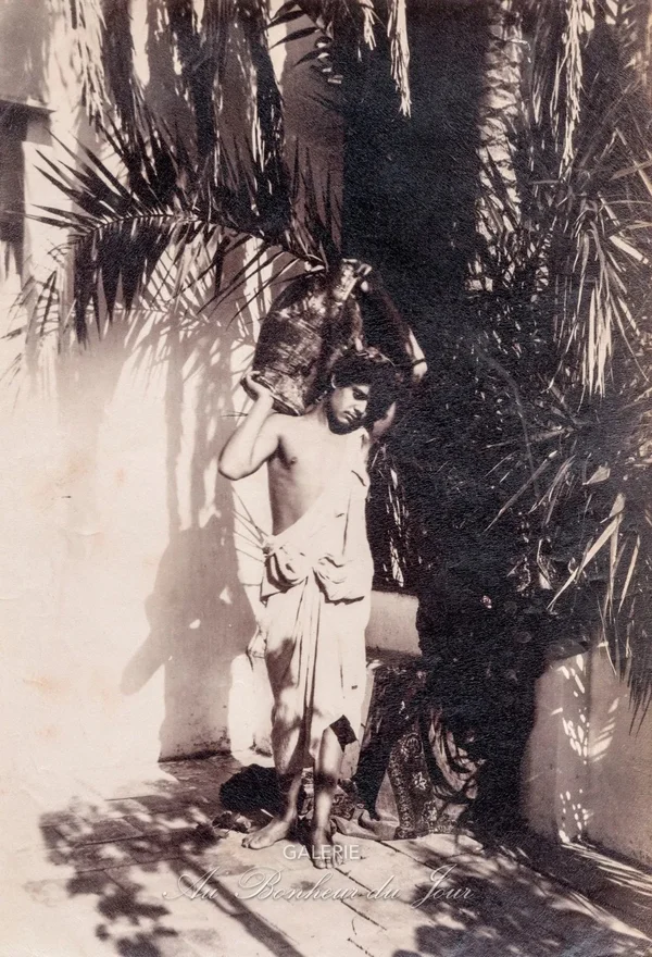 edoardo-in-capri-carrying-amphora male