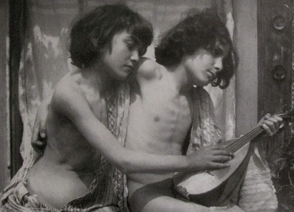 musicierende-knaben-two-boys-with-mandolin male