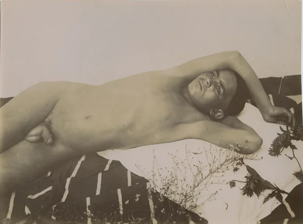 naked-algerian-boy-leaning male