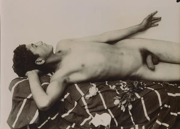 naked-algerian-boy-on-black-cloth male