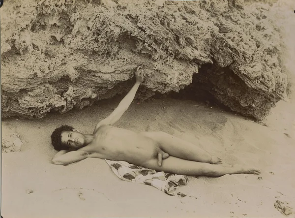 naked-boy-along-seaside-year-1910 male