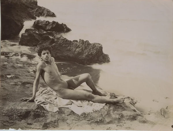 naked-leaning-algerian-boy male